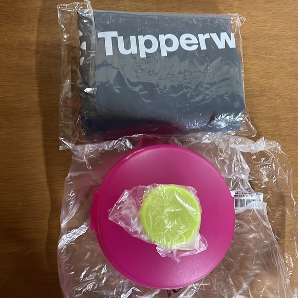 TUPPERWARE Mini Salad Keeper w/ dressing topping keeper & FREE Bonus Tote bag!!! - Picture 3 of 11